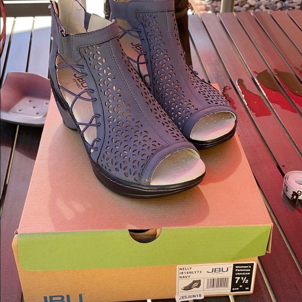 NWT and box JBU Nelly blue leather, zip up back